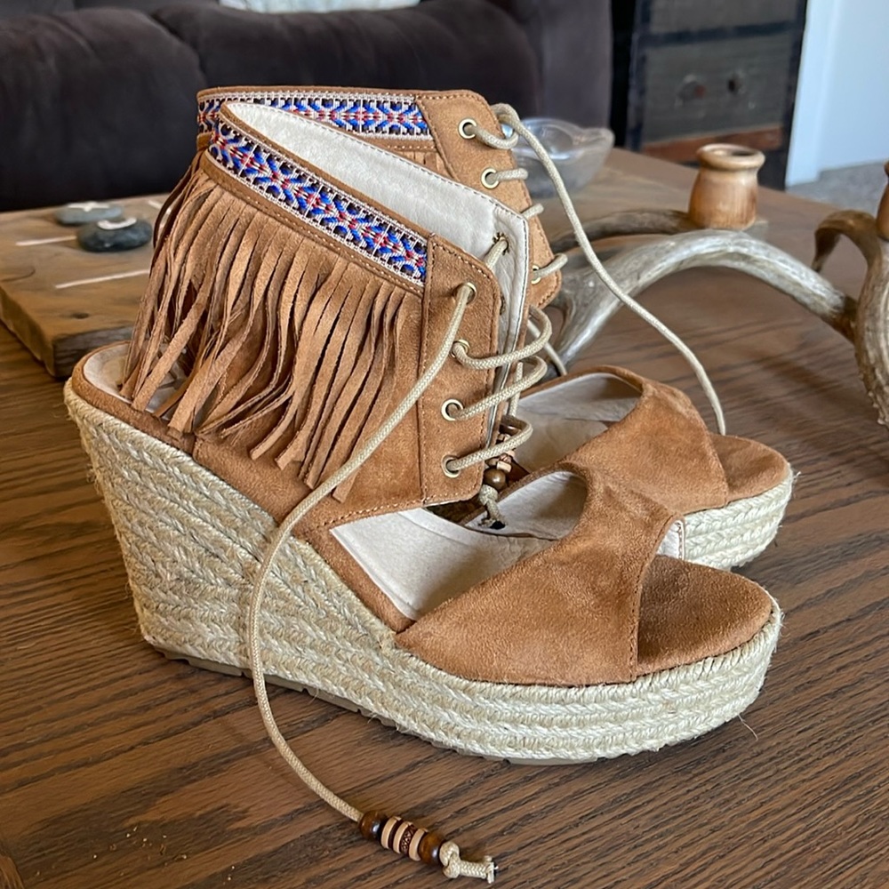 Mi.iM Light Brown Suede Lace Up Fringe Wedges NWOT Nice Condition Sz 8